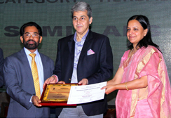Mr. Sudhansh Pant. I.A.S. Joint Secretary, Department of Pharmaceuticals, Govt of India presents the award to Mr. VG Nair, CEO, Sami Labs Ltd. along with Ms. Anice Joseph Chandra, Director, Department of Commerce under the Ministry of Commerce & Industry, Delhi.