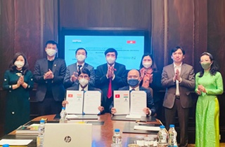 December 16, 2021 in New Delhi.  The Secretary-General of the National Assembly, H. E. Bui Van Cuong and Deputy Minister of Health Prof. Tran Van Thuan witnessed the signing ceremony of the MoU between Tan Thanh Holdings, Vietnam and Sami-Sabinsa Group, India on developing the medicinal herbs value chain in Vietnam